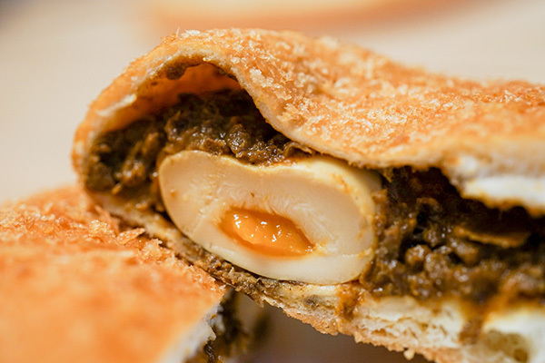 【ウマイと話題】ローソンの半熟卵入りカレーパンを食べてみた！