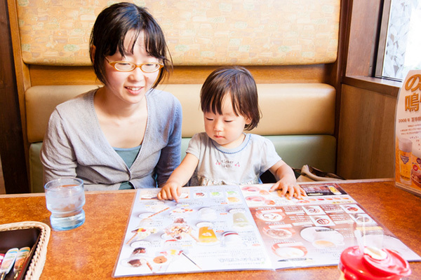 【身近な問題】外食先で食べこぼしは自分で拾う？ 拾わない？