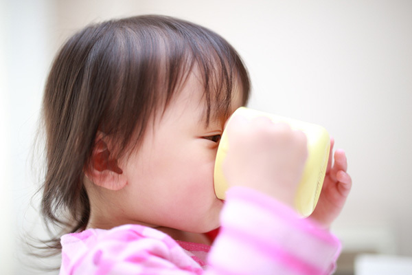 いつから始める？赤ちゃんのコップ練習の方法は？