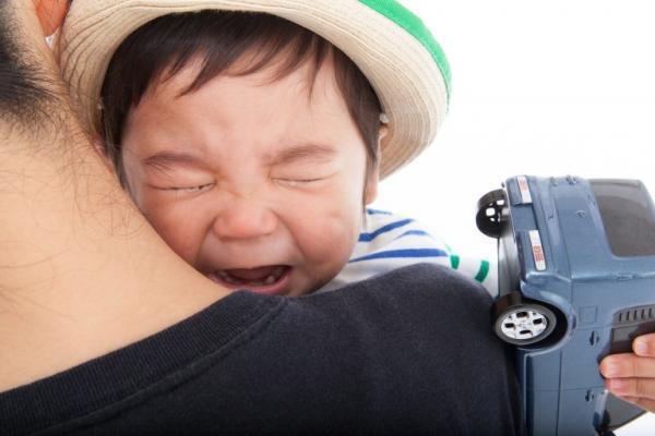 逆効果かも?　子どもが泣いても励まさなくていい理由