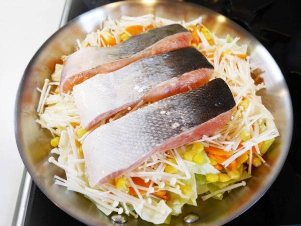 【風邪予防＋アンチエイジング】さっぱりコクウマ!　柚子香る鮭のちゃんちゃん蒸し