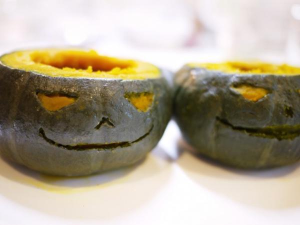 【ハロウィンごはん】アレルギーの子も一緒に！坊ちゃん南瓜の簡単グラタン