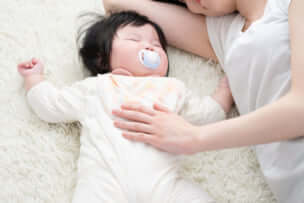 ふつうのベビーベッドでは添い寝が困難?　おすすめ添い寝用ベビーベッドをご紹介
