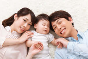 育児休業の取得条件と受給金額の計算方法、申請方法の流れとは?