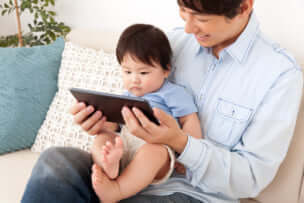 育児休業の取得率はどのくらい?　引き続き男性の取得率は伸び悩む