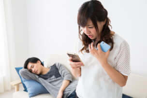 夫婦間でもプライバシーの侵害は発生する?　パートナーの携帯を勝手に見るのはNG!
