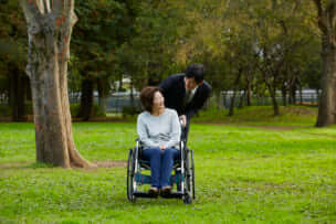 親の介護にかかる費用総額はいくら?　仕事を辞めないで介護はできるのか?