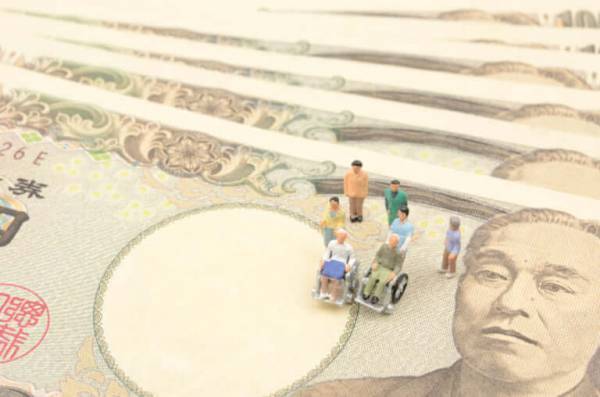 親の介護にかかる費用総額はいくら?　仕事を辞めないで介護はできるのか?