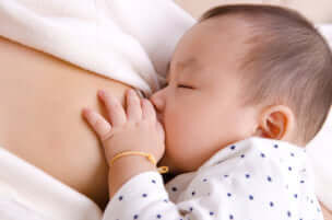 添い乳の寝かしつけはいつまで良いの おすすめの体勢とやめ方 19年2月26日 ウーマンエキサイト 1 7