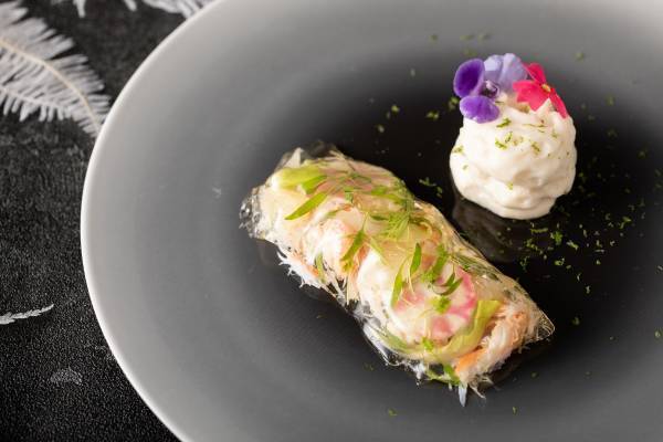 アーティスティックなモダンフレンチ　繊細かつ大胆で独創的な料理を目でも舌でも堪能 『TAKUMI フレンチ～Winter Gift～』