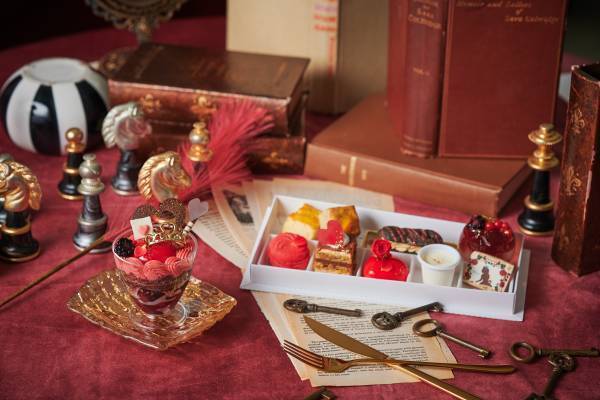 『アリスとハートの女王のレッドアフタヌーンティー』&ldquo;不思議の国のアリス&rdquo;がテーマのオータムスイーツが登場！テイクアウトスイーツも同時販売