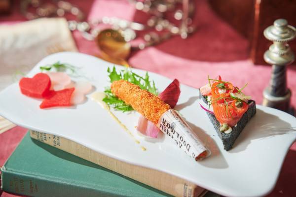 『アリスとハートの女王のレッドアフタヌーンティー』&ldquo;不思議の国のアリス&rdquo;がテーマのオータムスイーツが登場！テイクアウトスイーツも同時販売