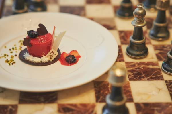 『アリスとハートの女王のレッドアフタヌーンティー』&ldquo;不思議の国のアリス&rdquo;がテーマのオータムスイーツが登場！テイクアウトスイーツも同時販売