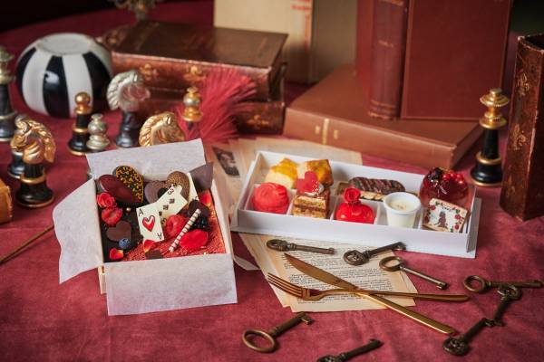 『アリスとハートの女王のレッドアフタヌーンティー』&ldquo;不思議の国のアリス&rdquo;がテーマのオータムスイーツが登場！テイクアウトスイーツも同時販売