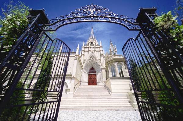 “不思議の国のアリス”をイメージしたスイーツ・パレット・アフタヌーンティー『真っ赤ないちごのアリスティーパーティー』絵本の世界から飛び出したようなキュートなスイーツをご堪能！