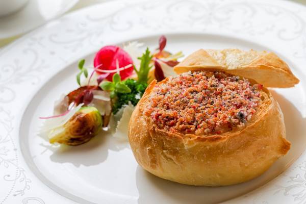 洋服の&ldquo;ツイード柄&rdquo;やコスメアイテムからイメージした上品なスイーツ お好きなアルファベットを選べる&ldquo;イニシャルマカロン&rdquo;も！ 『クラシカルレディーのウィンターアフタヌーンティー』