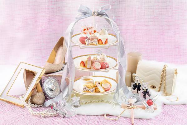 洋服の&ldquo;ツイード柄&rdquo;やコスメアイテムからイメージした上品なスイーツ お好きなアルファベットを選べる&ldquo;イニシャルマカロン&rdquo;も！ 『クラシカルレディーのウィンターアフタヌーンティー』