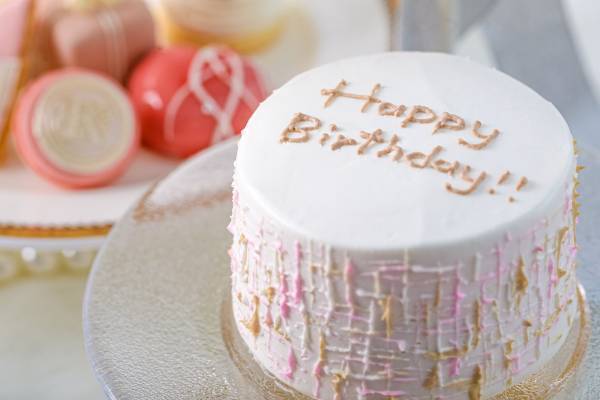 洋服の&ldquo;ツイード柄&rdquo;やコスメアイテムからイメージした上品なスイーツ お好きなアルファベットを選べる&ldquo;イニシャルマカロン&rdquo;も！ 『クラシカルレディーのウィンターアフタヌーンティー』