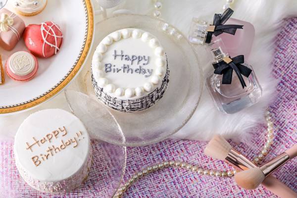 洋服の&ldquo;ツイード柄&rdquo;やコスメアイテムからイメージした上品なスイーツ お好きなアルファベットを選べる&ldquo;イニシャルマカロン&rdquo;も！ 『クラシカルレディーのウィンターアフタヌーンティー』