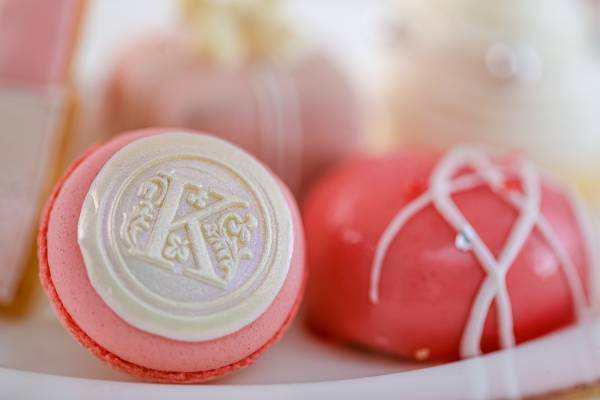 洋服の&ldquo;ツイード柄&rdquo;やコスメアイテムからイメージした上品なスイーツ お好きなアルファベットを選べる&ldquo;イニシャルマカロン&rdquo;も！ 『クラシカルレディーのウィンターアフタヌーンティー』