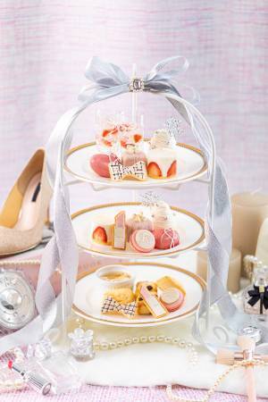 洋服の&ldquo;ツイード柄&rdquo;やコスメアイテムからイメージした上品なスイーツ お好きなアルファベットを選べる&ldquo;イニシャルマカロン&rdquo;も！ 『クラシカルレディーのウィンターアフタヌーンティー』