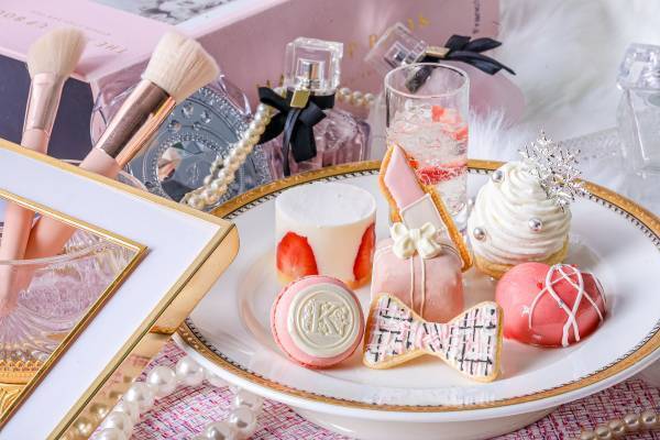 洋服の&ldquo;ツイード柄&rdquo;やコスメアイテムからイメージした上品なスイーツ お好きなアルファベットを選べる&ldquo;イニシャルマカロン&rdquo;も！ 『クラシカルレディーのウィンターアフタヌーンティー』