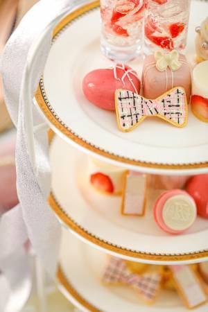 洋服の&ldquo;ツイード柄&rdquo;やコスメアイテムからイメージした上品なスイーツ お好きなアルファベットを選べる&ldquo;イニシャルマカロン&rdquo;も！ 『クラシカルレディーのウィンターアフタヌーンティー』