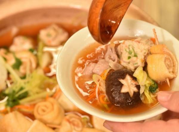 ＼寒い日に家族で囲むなら、やっぱりお鍋／味変で二度おいしい！大人気の鍋つゆに、新たに2種類の味が登場！【久世福商店】