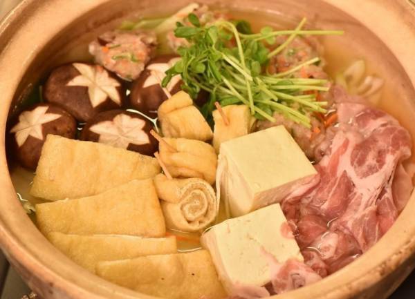 ＼寒い日に家族で囲むなら、やっぱりお鍋／味変で二度おいしい！大人気の鍋つゆに、新たに2種類の味が登場！【久世福商店】