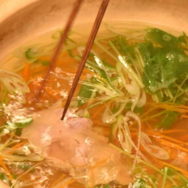 ＼寒い日に家族で囲むなら、やっぱりお鍋／味変で二度おいしい！大人気の鍋つゆに、新たに2種類の味が登場！【久世福商店】