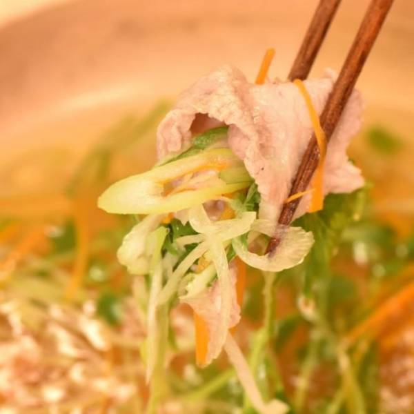 ＼寒い日に家族で囲むなら、やっぱりお鍋／味変で二度おいしい！大人気の鍋つゆに、新たに2種類の味が登場！【久世福商店】