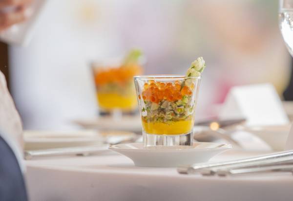 【ひらまつレストラン】北海道白糠町の特産品をフランス料理で ふるさと納税お礼品で「飲食体験型返礼品」が人気 ～東京・丸の内「サンス・エ・サヴール」