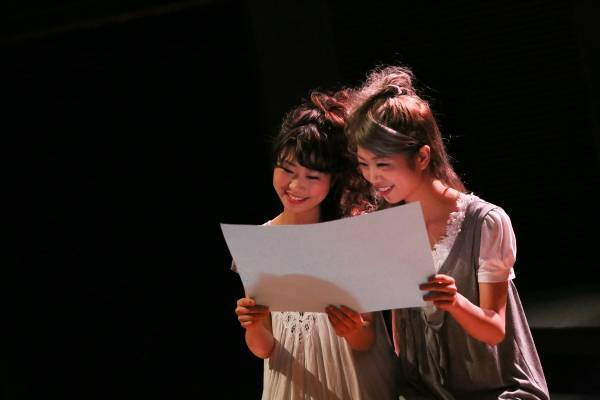 新宿シアタートップスにて二本立て公演！　アマヤドリ20周年記念公演第二弾『水』/『青いポスト』12/16開幕！　カンフェティにてチケット発売中