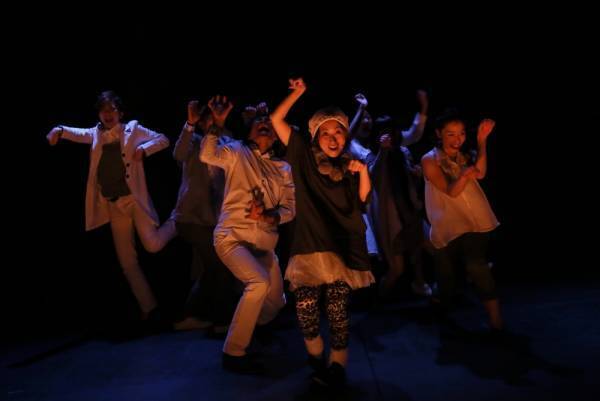 新宿シアタートップスにて二本立て公演！　アマヤドリ20周年記念公演第二弾『水』/『青いポスト』12/16開幕！　カンフェティにてチケット発売中