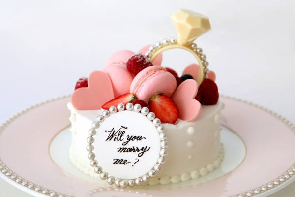 横浜・みなとみらいで叶える「チャペルdeプロポーズ～クリスマススペシャルプラン～」ふたりだけでチャペルを貸し切り、特大の薔薇の花束でロマンティックなクリスマス・プロポーズを！