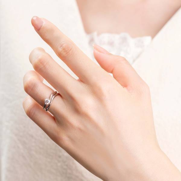 2021クリスマス新作 婚約・結婚指輪「Calore -カローレ-」 プラチナにあたたかみのあるゴールドのラインをアクセントに