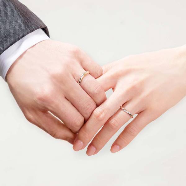 2021クリスマス新作 婚約・結婚指輪「Calore -カローレ-」 プラチナにあたたかみのあるゴールドのラインをアクセントに