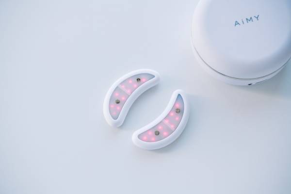 ココロとカラダを見つめる家電ブランド、AiMY（エイミー）よりハンズフリーで使える、EMS目もと美顔器「エイミー ビューティーアイ」を発売