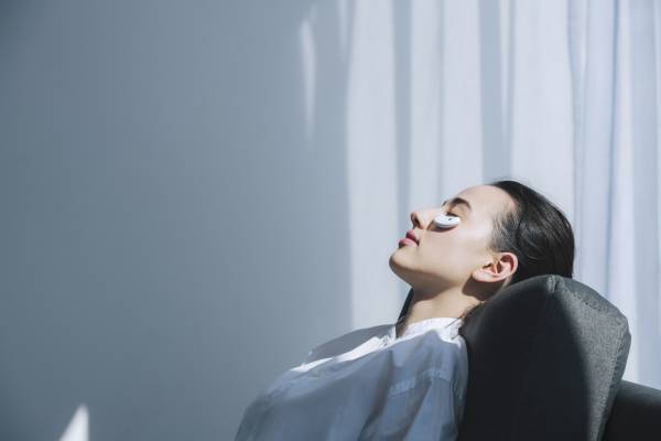 ココロとカラダを見つめる家電ブランド、AiMY（エイミー）よりハンズフリーで使える、EMS目もと美顔器「エイミー ビューティーアイ」を発売