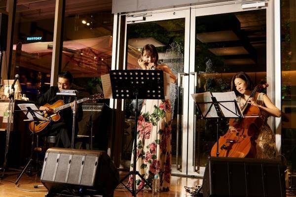 【東京ガーデンテラス紀尾井町】秋の散歩に最適！約90種600株が咲くバラ園や、「バラ」に関連したイラスト展、限定メニューなどが登場『KIOI AUTUMN ROSES』