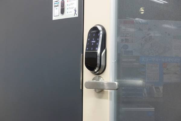 キンコーズ・新宿御苑店に  個室型作業スペース『RemoteworkBOX』を設置