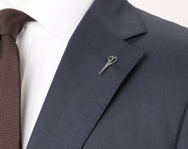 地元企業同士でスーツアクセサリーをコラボ企画！直径２.５ｃｍでも実物同様に可動するミニチュア工具のラペルピンを発売