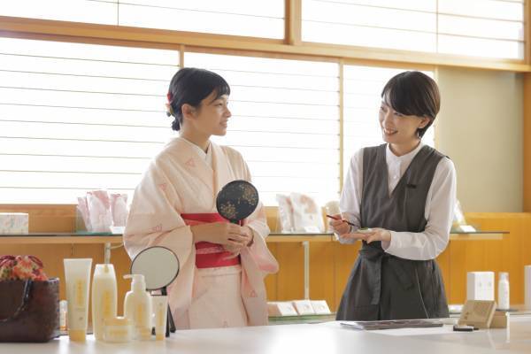 【OMO by 星野リゾート　京都3施設】都市観光ホテル「OMO」&times;京都の老舗ブランド「よーじや」の共同企画 卒業旅行プラン「OMOの卒たび～京都べっぴん旅～」販売｜期間：2021年12月1日〜2022年6月30日／販売施設：OMO5京都祇園、OMO3京都東寺、OMO5京都三条