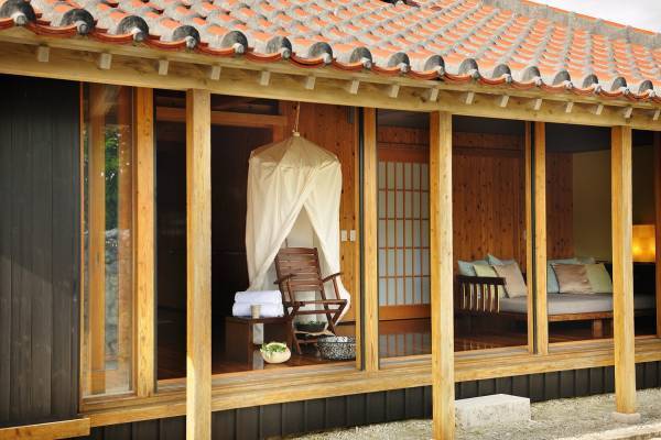 【星のや竹富島】伝統の&ldquo;命草&rdquo;で温まる！ヨモギサウナやチャイ作りを体験できる「命草（ぬちぐさ）ぬったーるん滞在」今冬も実施｜期間：2021年12月1日～2022年2月28日