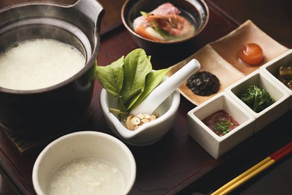 【星のや竹富島】伝統の&ldquo;命草&rdquo;で温まる！ヨモギサウナやチャイ作りを体験できる「命草（ぬちぐさ）ぬったーるん滞在」今冬も実施｜期間：2021年12月1日～2022年2月28日