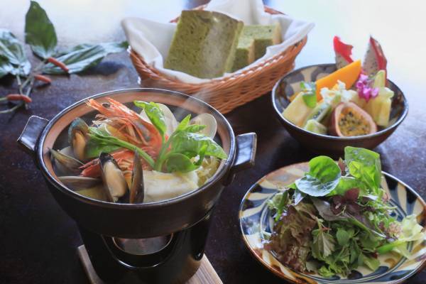 【星のや竹富島】伝統の&ldquo;命草&rdquo;で温まる！ヨモギサウナやチャイ作りを体験できる「命草（ぬちぐさ）ぬったーるん滞在」今冬も実施｜期間：2021年12月1日～2022年2月28日