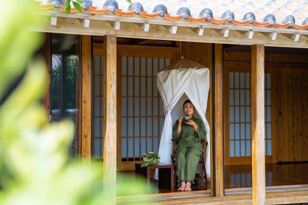 【星のや竹富島】伝統の&ldquo;命草&rdquo;で温まる！ヨモギサウナやチャイ作りを体験できる「命草（ぬちぐさ）ぬったーるん滞在」今冬も実施｜期間：2021年12月1日～2022年2月28日