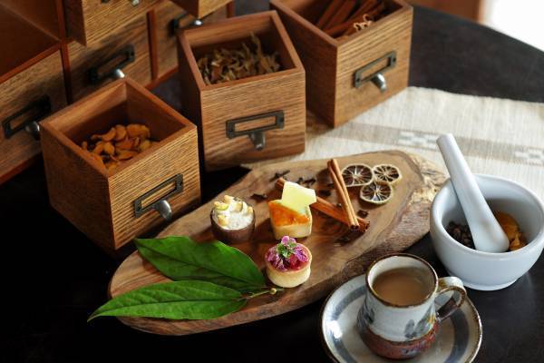 【星のや竹富島】伝統の&ldquo;命草&rdquo;で温まる！ヨモギサウナやチャイ作りを体験できる「命草（ぬちぐさ）ぬったーるん滞在」今冬も実施｜期間：2021年12月1日～2022年2月28日