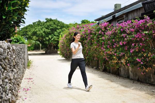 【星のや竹富島】伝統の&ldquo;命草&rdquo;で温まる！ヨモギサウナやチャイ作りを体験できる「命草（ぬちぐさ）ぬったーるん滞在」今冬も実施｜期間：2021年12月1日～2022年2月28日