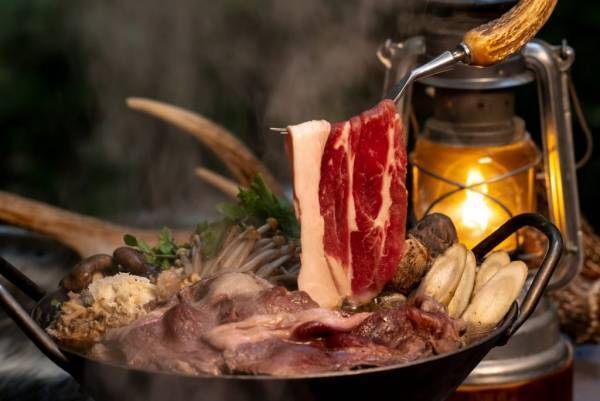 【星のや富士】焚き火を囲み3種の狩猟肉（ジビエ）を味わう「山麓の狩猟肉すき焼き」を冬季限定で提供｜期間：2022年1月8日～2月28日
